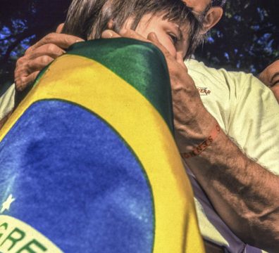 Lula abraça criança em encontro promovido pelo Movimento dos Sem Terra em Chapecó, Santa Catarina. 1997. Revista Veja