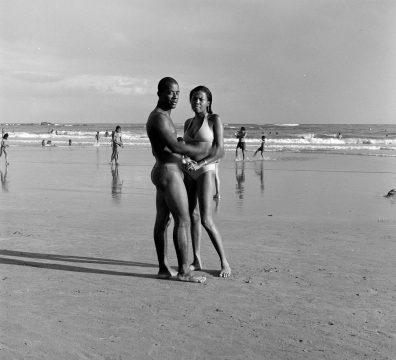 Casal na Praia de Piatã. Salvador, BA, c. 2015