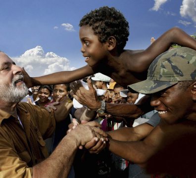 Lula em campanha na cidade de Timon, na fronteira com o Piauí: comício sob calor de quase 40º. Maranhão, 2006. @ricardostuckert