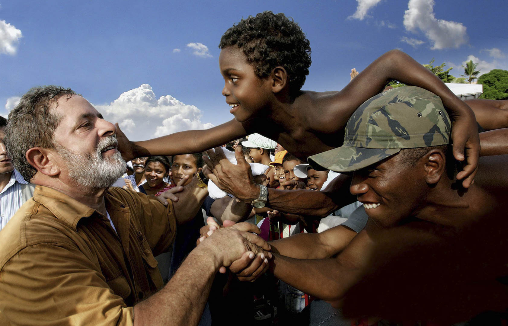 Lula em campanha na cidade de Timon, na fronteira com o Piauí: comício sob calor de quase 40º. Maranhão, 2006. @ricardostuckert