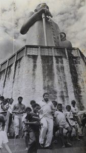 No ano de sua primeira candidatura a presidente, Lula visita a estátua de Padre Cícero: Juazeiro, Pernambuco, 1989. Jornal do Brasil