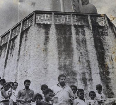 No ano de sua primeira candidatura a presidente, Lula visita a estátua de Padre Cícero: Juazeiro, Pernambuco, 1989. Jornal do Brasil