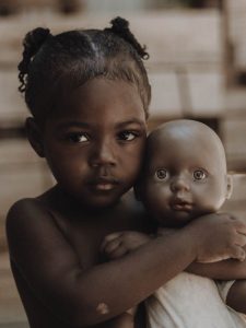 Marcela mora no bairro do Lobato e adora bonecas: uma delas é negra, o que inspirou ensaio com a menina. Salvador, 2019. Acervo pessoal