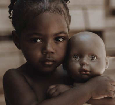 Marcela mora no bairro do Lobato e adora bonecas: uma delas é negra, o que inspirou ensaio com a menina. Salvador, 2019. Acervo pessoal