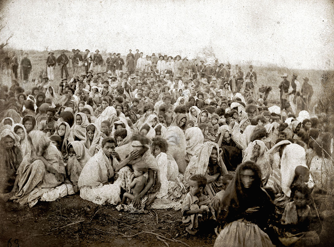 400 Jagunços Prisioneiros. Canudos, Bahia, 1897. Fotografia de Flavio de Barros