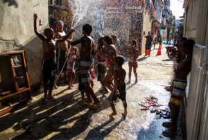 Elisângela Leite - Banho de mangueira na Rua E, Maré, Rio de Janeiro. 2014