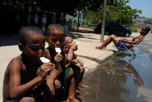 AF Rodrigues - Refrescos - Família pegando curtindo o verão da Nova Holanda, Maré. Rio de Janeiro. Fotografia Digital.