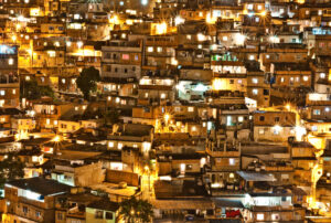 Monara Barreto - Luzes do Alemão. Noite no Complexo do Alemão, Rio de Janeiro.