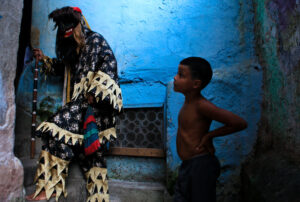 Ratão Diniz - Festa de São Sebastião, padroeiro da cidade do Rio, a Folia de Reis Penitentes da Santa Marta encerra seu ciclo de janeiro pelos becos e vielas do morro.