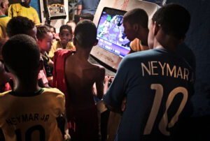 Léo Lima - Meninos jogando fliper na Rua. Copa do Mundo, 2014, favela do Jacarezinho. JULHO/2014