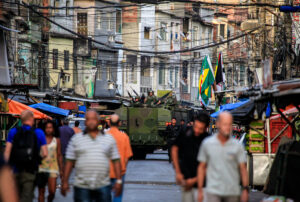 Ratão Diniz - Ocupação militar no conjunto de favelas da Maré. 2014