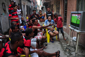 Ratão Diniz - Torcedores do Flamengo assistindo pela TV ao jogo em que o clube rubro-negro derrotou o Grêmio por 2 X 1 e conquistou o sexto título brasileiro. Favela Nova Holanda, Maré, Rio de Janeiro | ANO 2009