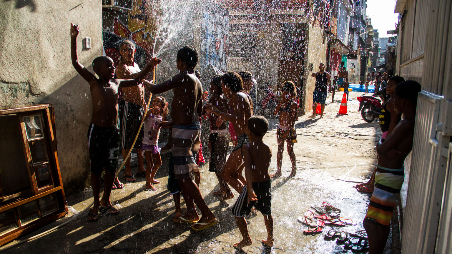 Elisângela Leite - Banho de mangueira na Rua E, Maré, Rio de Janeiro. 2014