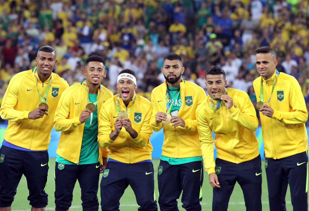 Seleção masculina celebrando a primeira medalha de ouro para o Brasil em Olimpíadas, Maracanã, Rio de Janeiro, RJ, 20/08/2016