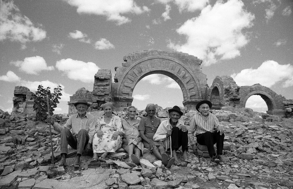 "João de Régis, Ana de Bendegó, Zefa de Mamede, Júlia de João Botão, João Botão e Paulo Monteiro: "testemunhas da guerra de Canudos", Ruínas na Igreja Nova, Açude de Cocorobó, Canudos, BA, 1999"