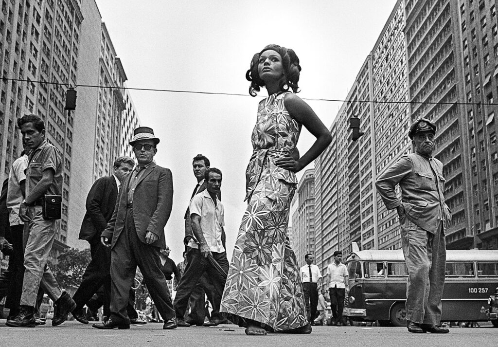 Atriz Luiza Maranhão, posando na Avenida Presidente Vargas, Rio de Janeiro, RJ, 1966