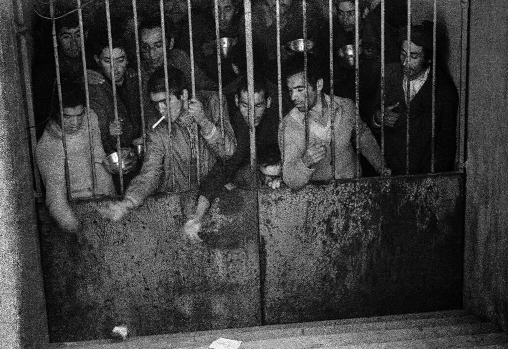 Presos no porão do Estádio Nacional durante Golpe Militar, Santiago, Chile, 1973