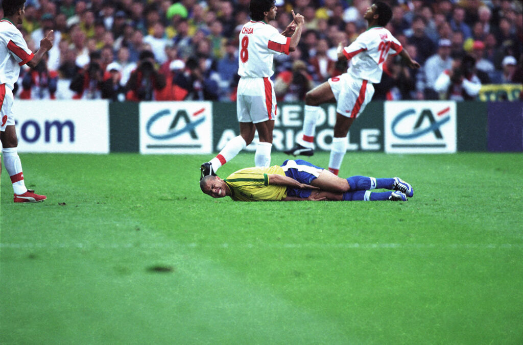 Ronaldo, momento em que levou uma solada do jogador Chiba do Marrocos pela Copa do Mundo, França, 1998