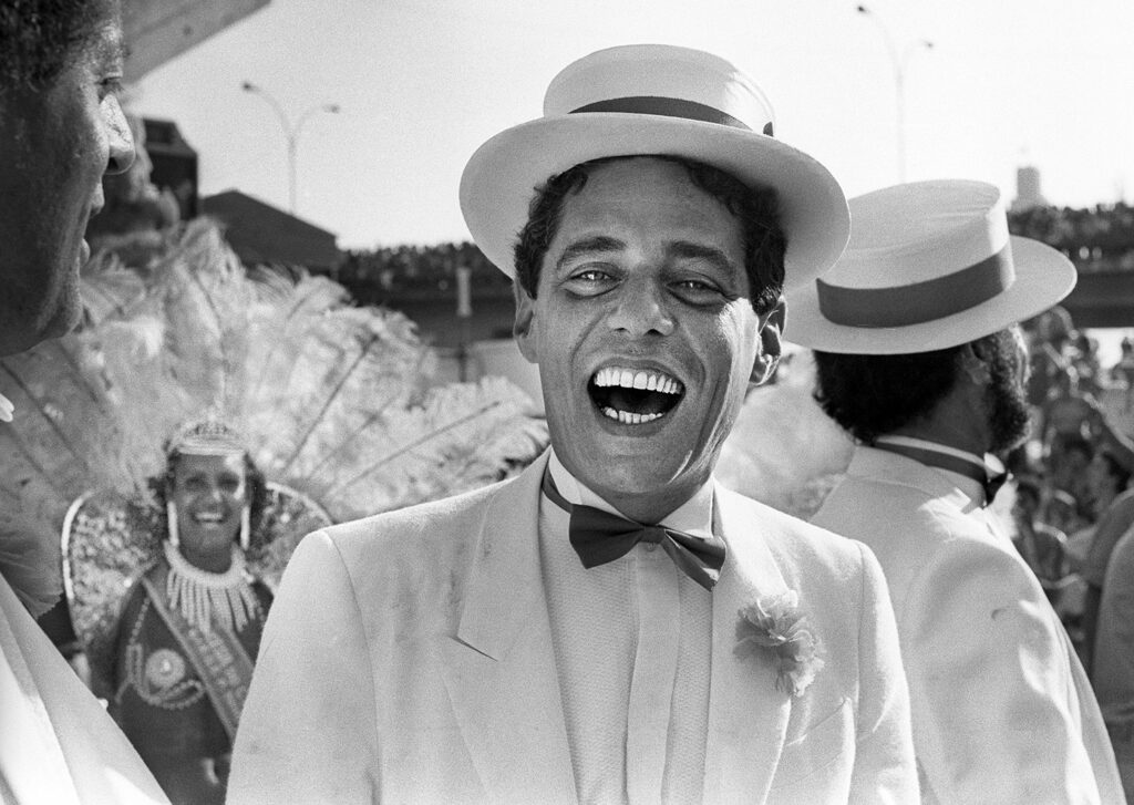 Chico Buarque desfilando na Estação Primeira de Mangueira na Marquês de Sapucaí, Rio de Janeiro, RJ, 1989
