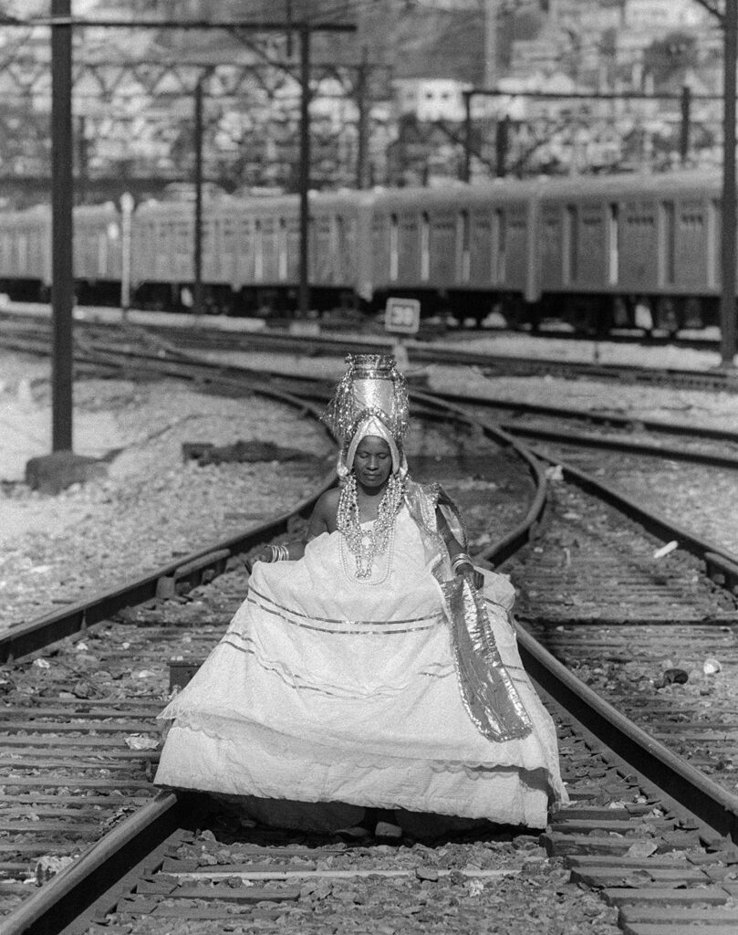 BAHIANA DA ESCOLA DE SAMBA MANGUEIRA, PEGANDO O TREM NA CENTRAL, PARA VOLTAR PRA CASA, 1972