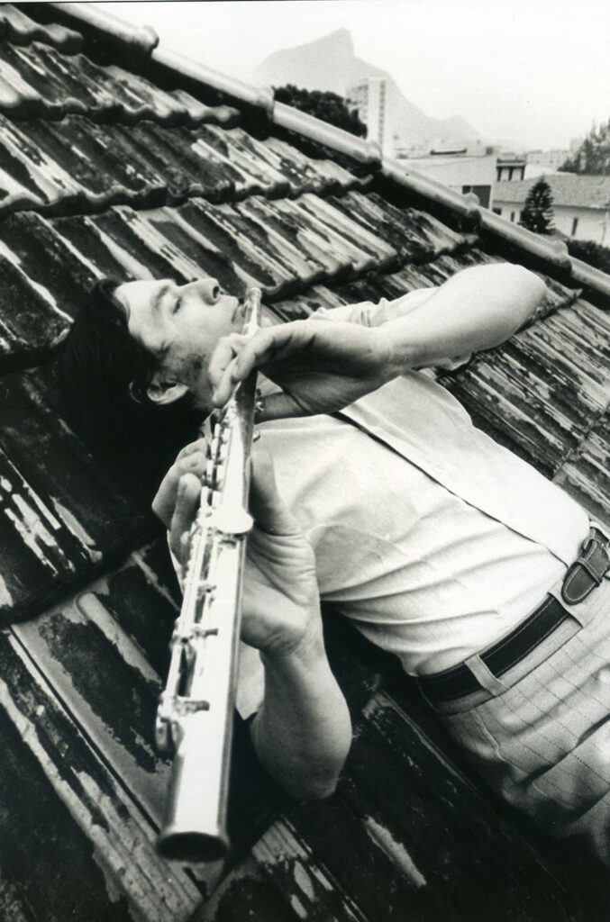Tom Jobim no telhado da sua casa, Rio de Janeiro, RJ, 1974
