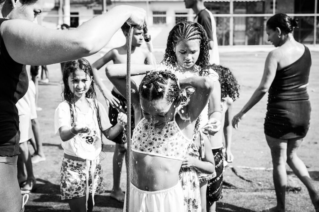 Guga Fêrreira - Banho de mangueira, sol forte e alegria sem filtro, Maré.