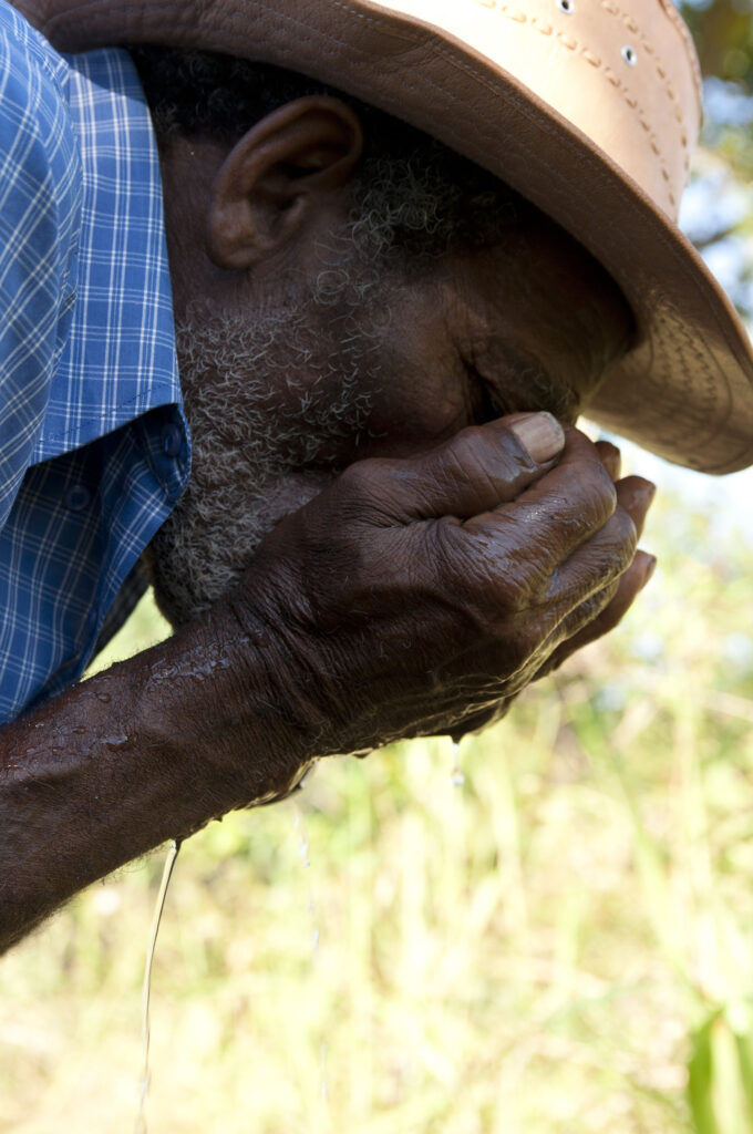 Léo Lima - Senhor quilombola bebendo água de riacho. Norte de Minas, Brasil.2010
