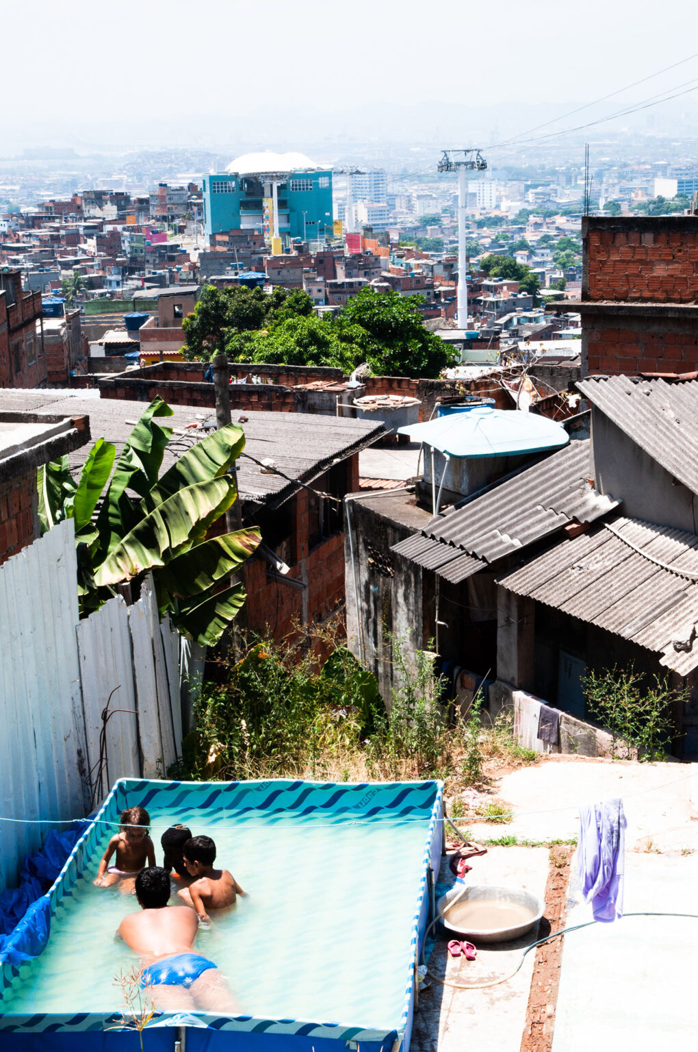 Monara Barreto - Cotidiano de verão no Complexo do Alemão.