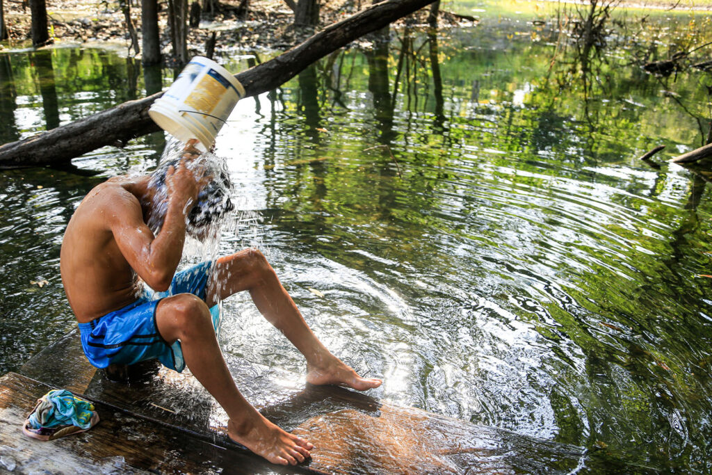 Ratão Diniz - Banho de rio Urubu na comunidade Nossa Senhora do Carmo, localizada no municipio Boa Vista do Ramos, Amazonas.