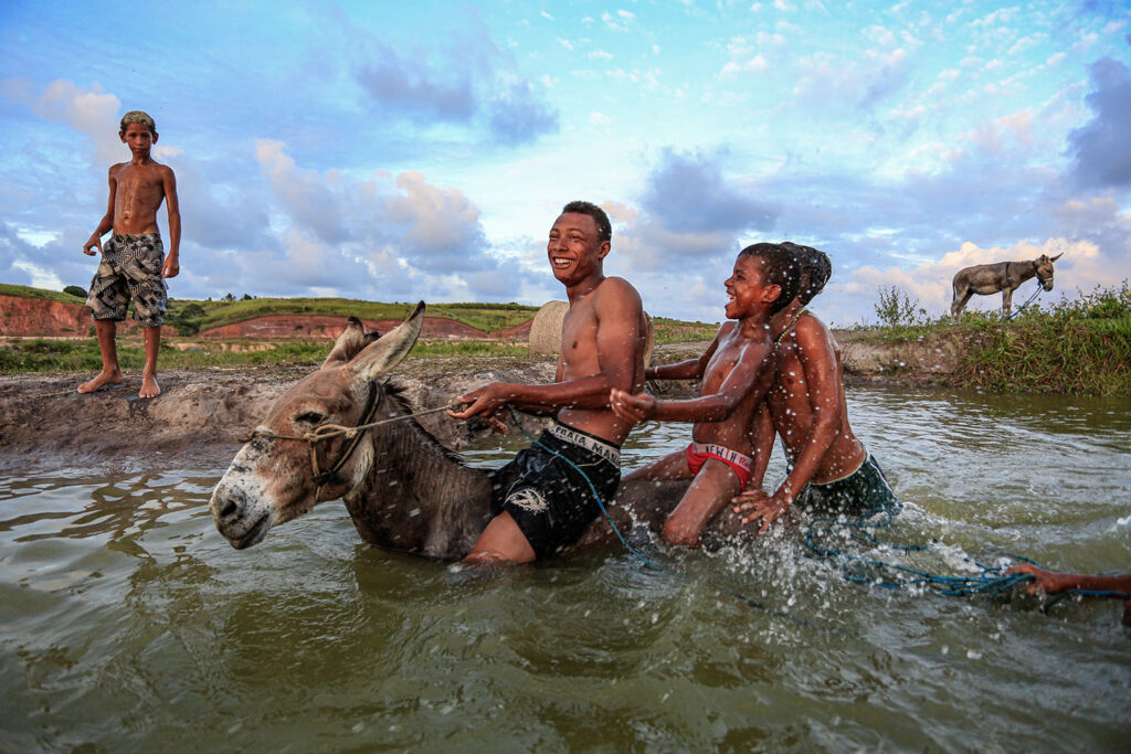 Ratão Diniz - Banho em lago formado pela água da chuva, Pitimbu/PB