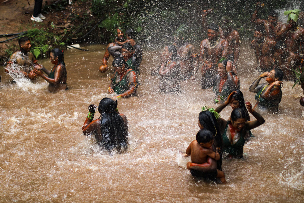 Thanis Parajara - Celebrar das águas, ritu em agradecimento ao nutrir das chuvas a floresta - Aldeia pataxó encontro das águas, Carmesia - MG.