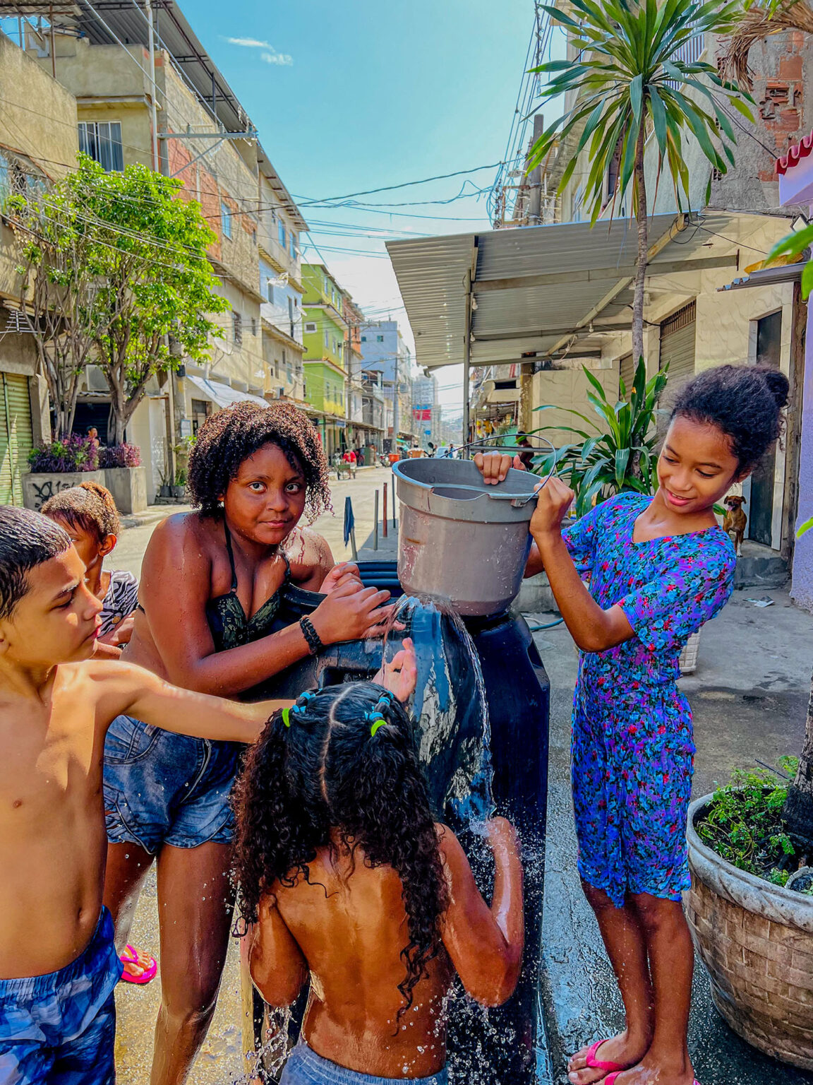 Vitória Corrêia - Crianças em suas férias na Maré - Nova Holanda.